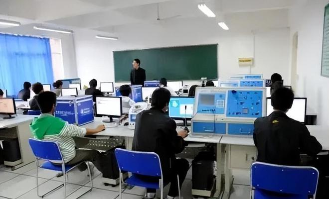 理科二本生的專業(yè)選擇指南 避開3個不推薦專業(yè)，擁抱4個前景廣闊且薪酬優(yōu)厚的計算機技術開發(fā)領域